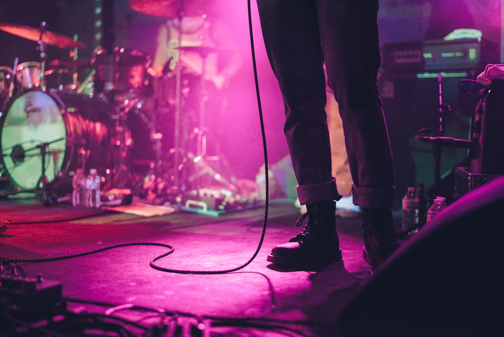 persona in piedi sul palco