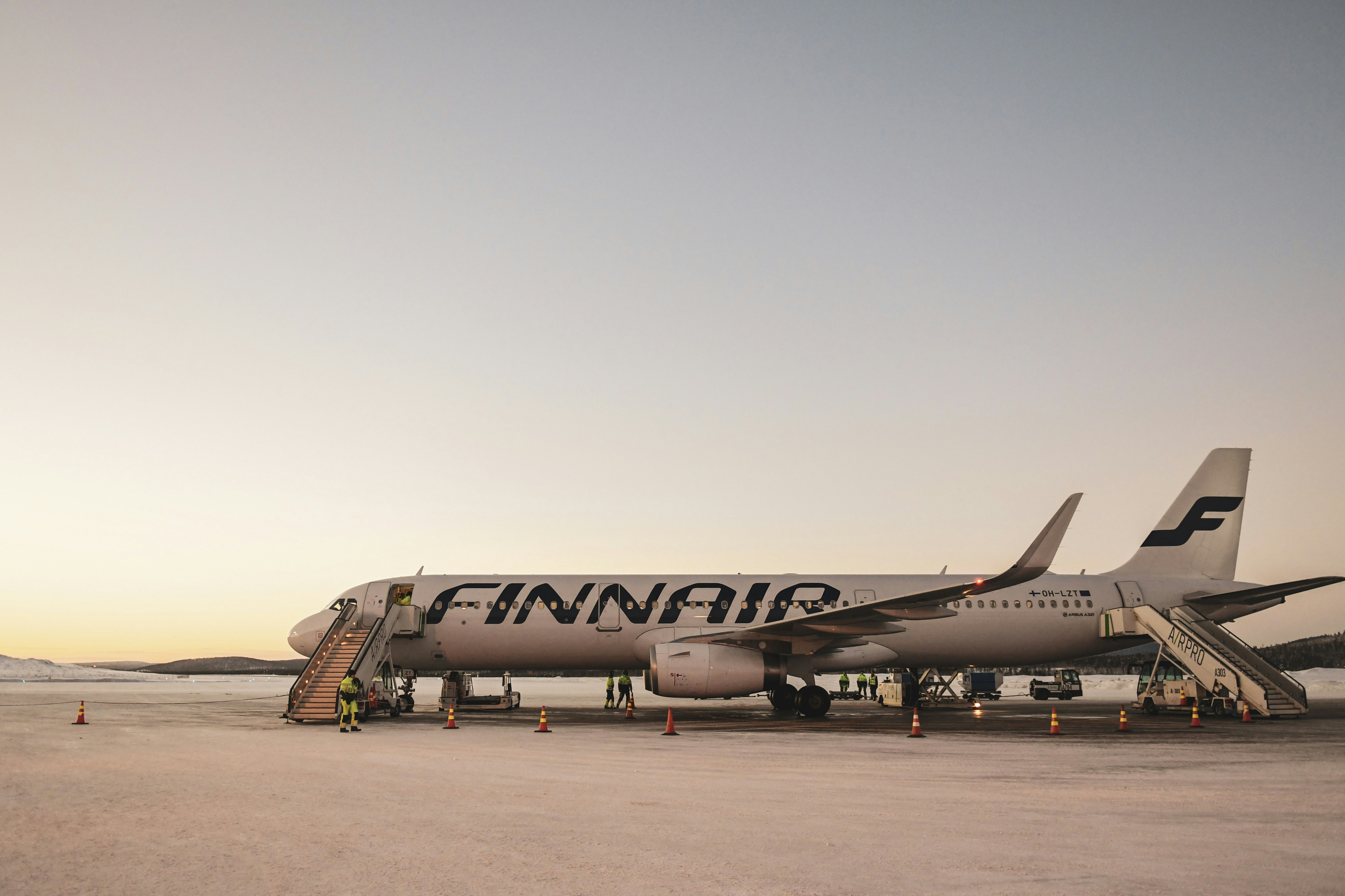 aereo di linea Finnair bianco