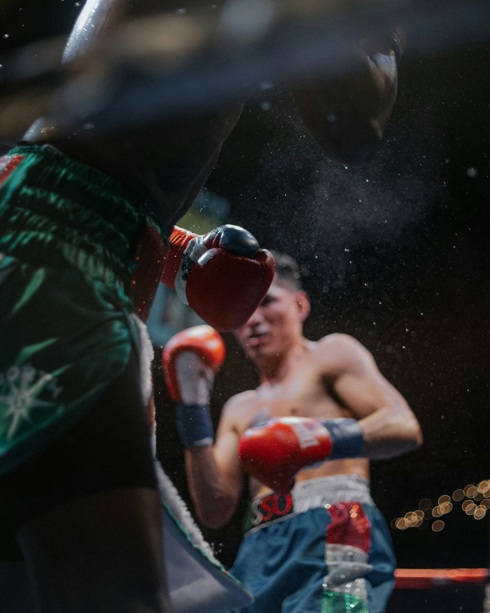 Dos hombres dentro del ring de boxeo