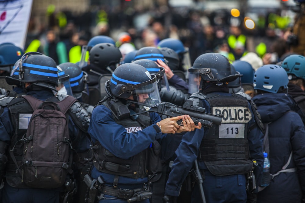 Policía uniformada azul y negra en la calle