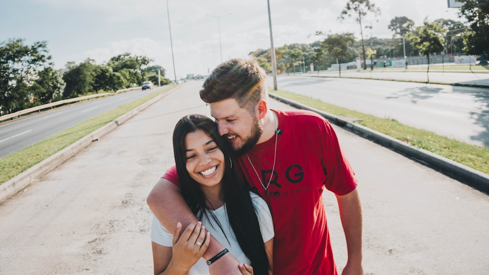 main de l’homme sur l’épaule de la femme pendant la journée