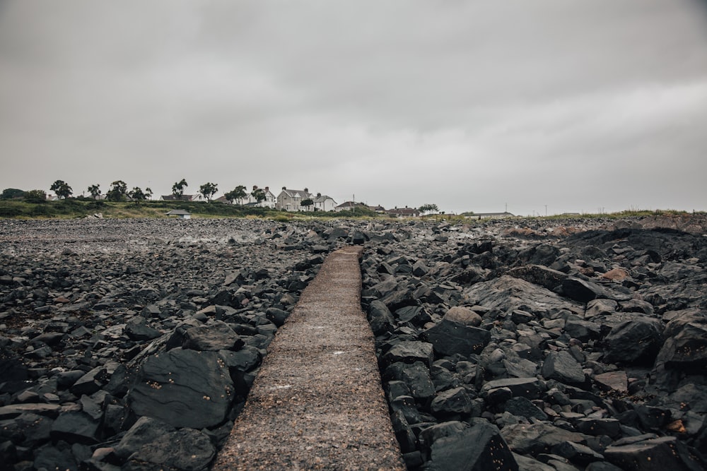 sentiero vuoto su terreno roccioso durante il giorno
