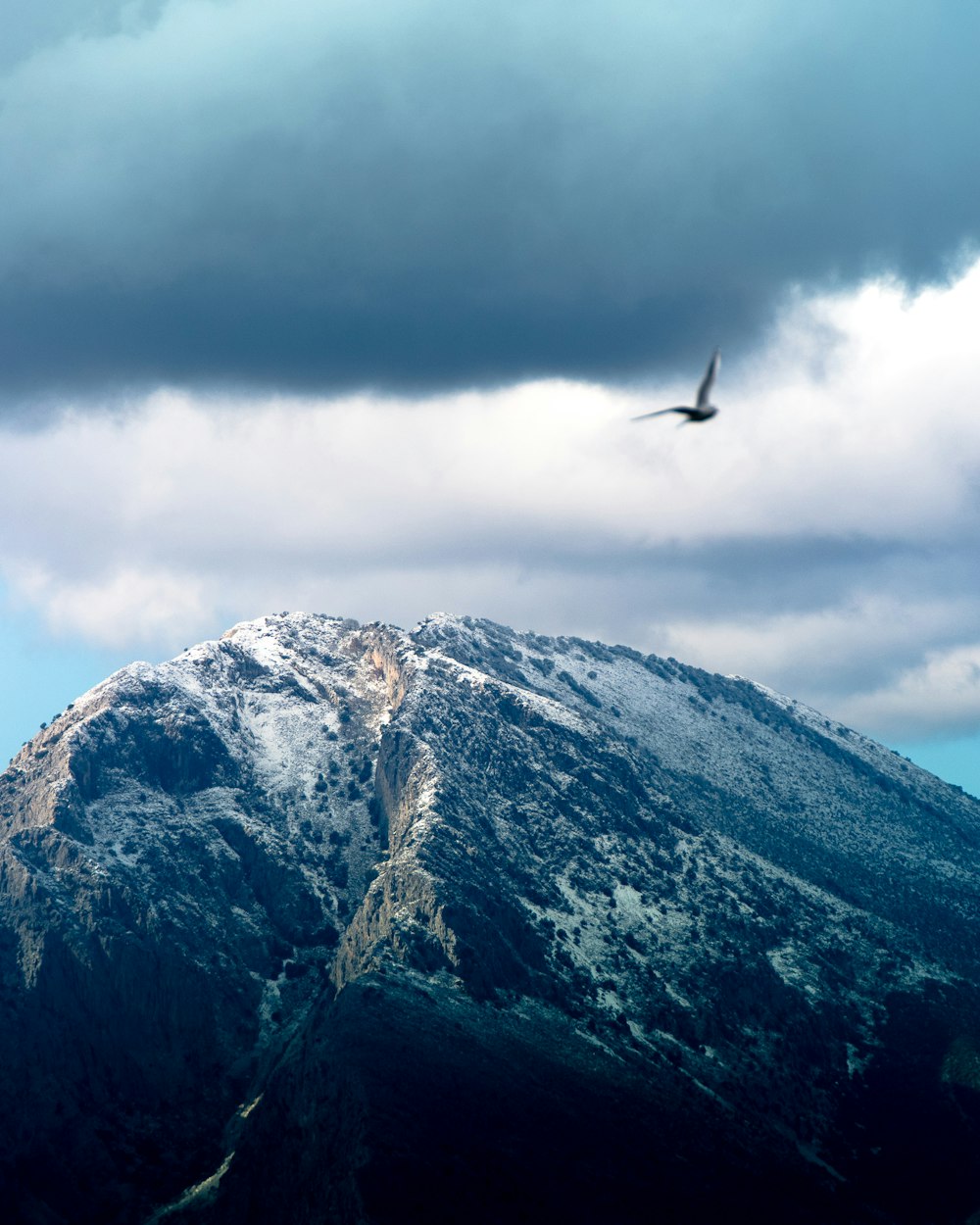 曇り空の下の山々の風景写真