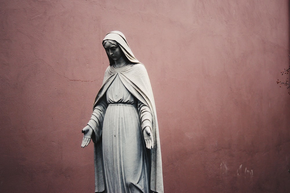 mujer con estatua de vestido