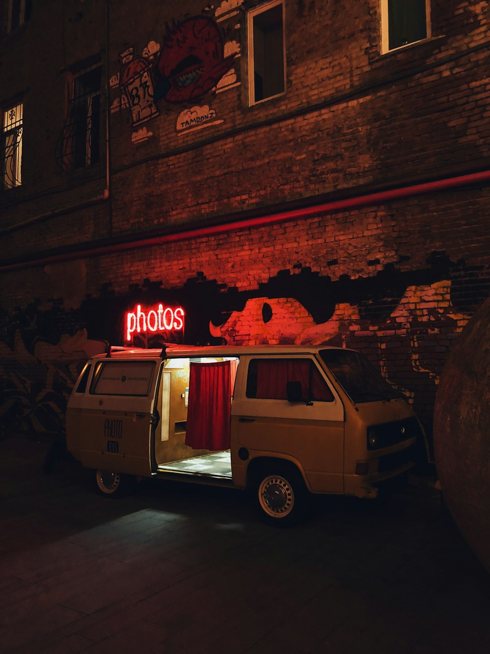 parcheggio per furgoni accanto al muro di notte