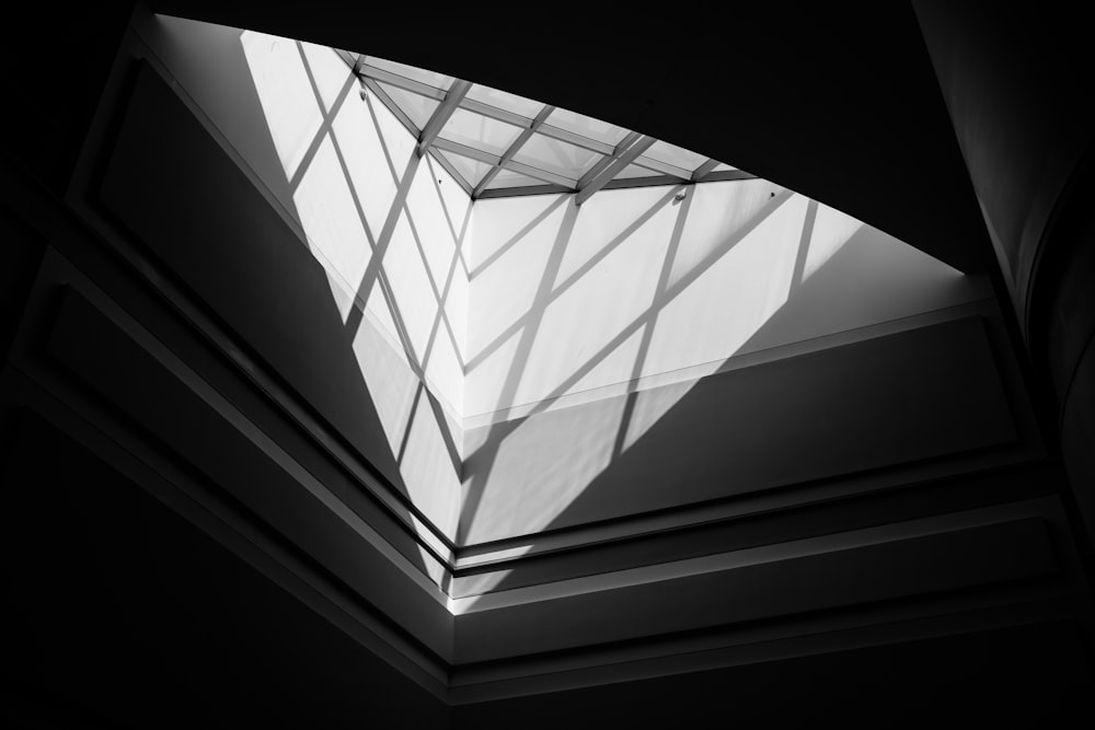 foto ad angolo basso della finestra del soffitto di vetro