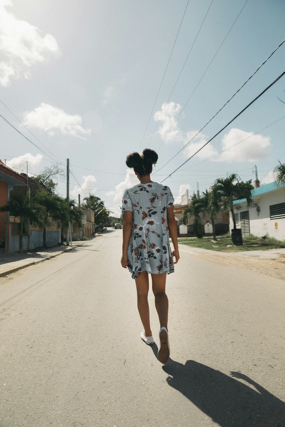 mujer con vestido gris y rosa