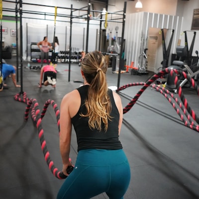 woman in black top pulling rope