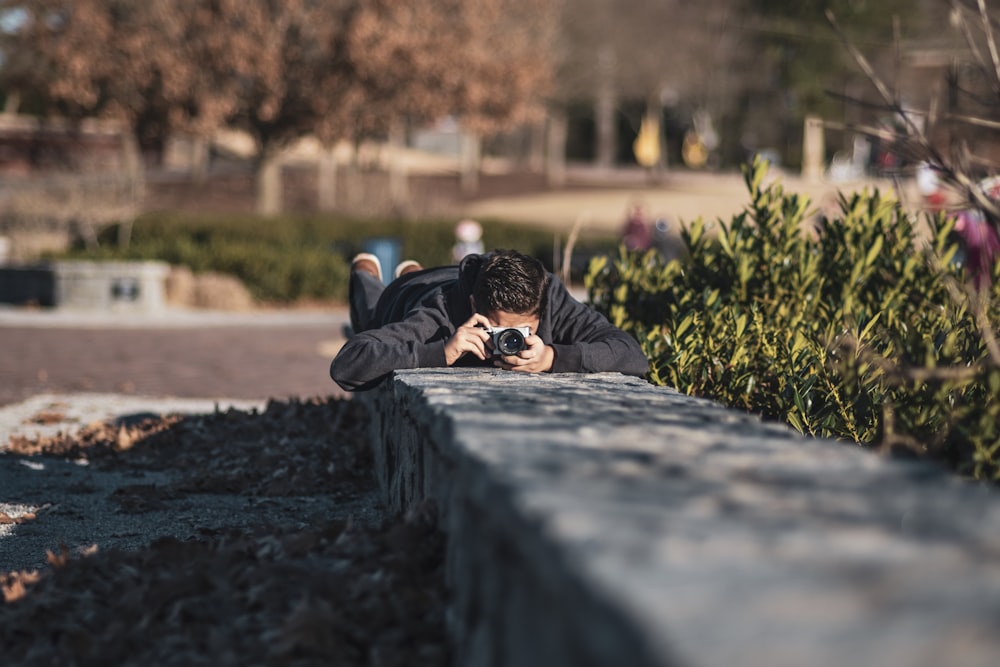 élagage homme prenant une photo