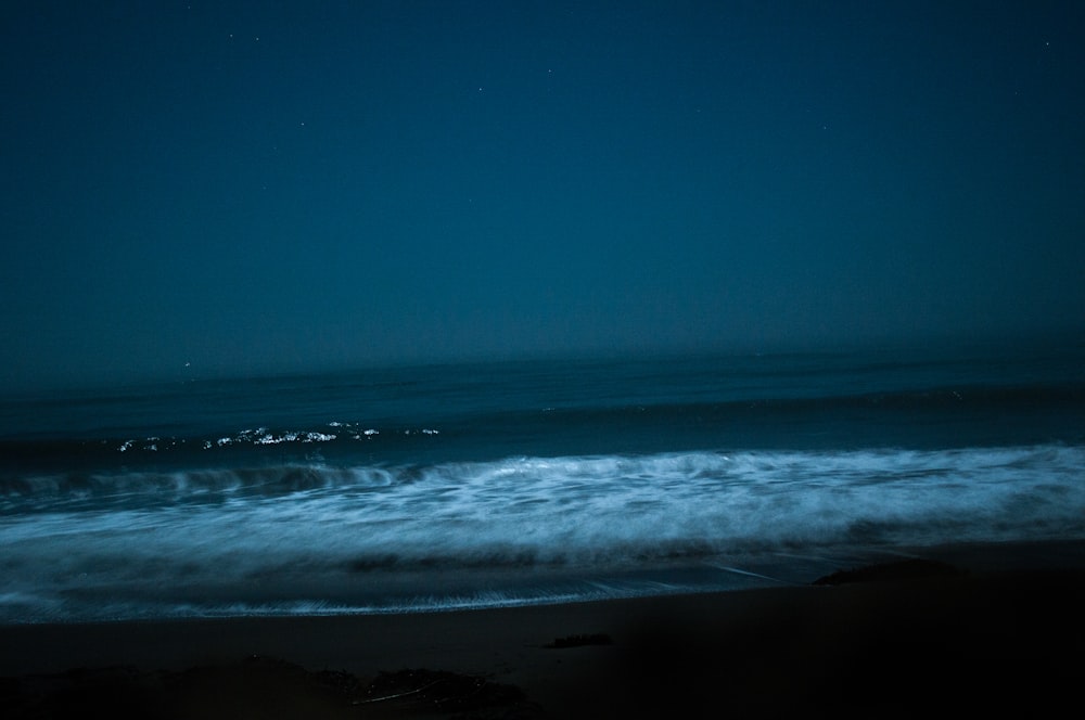 vagues de mer pendant la nuit