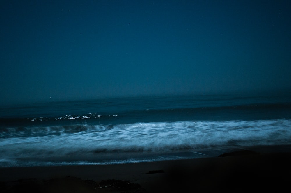 sea waves during nighttime