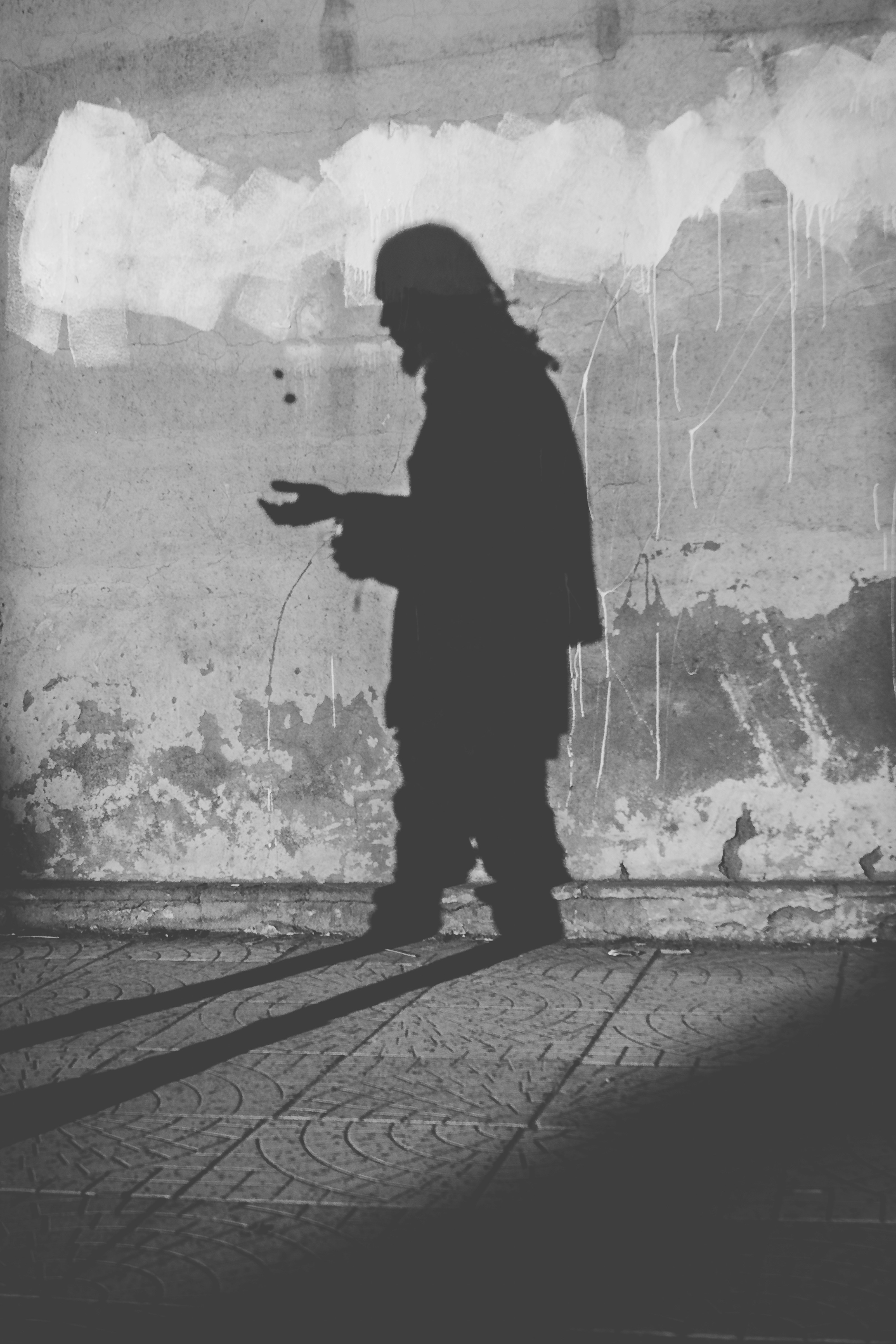 壁に映る男の影の写真 Unsplashで見つけるグレーの無料写真