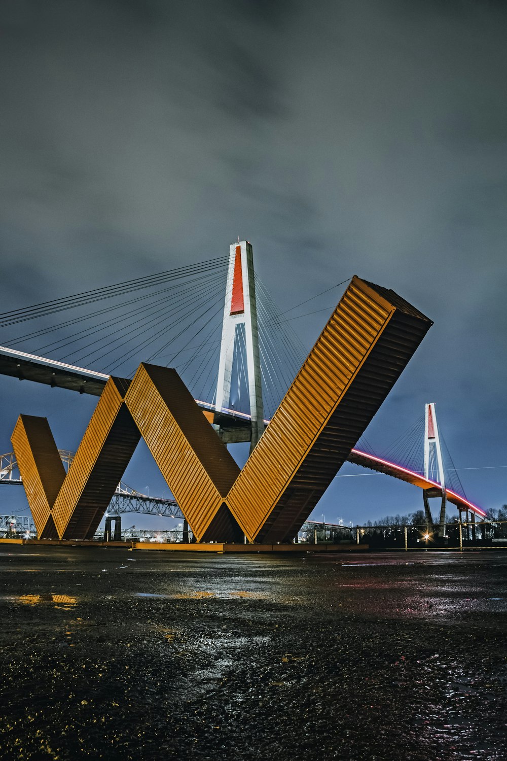 Weiß-rote Brücke neben dem Gebäude