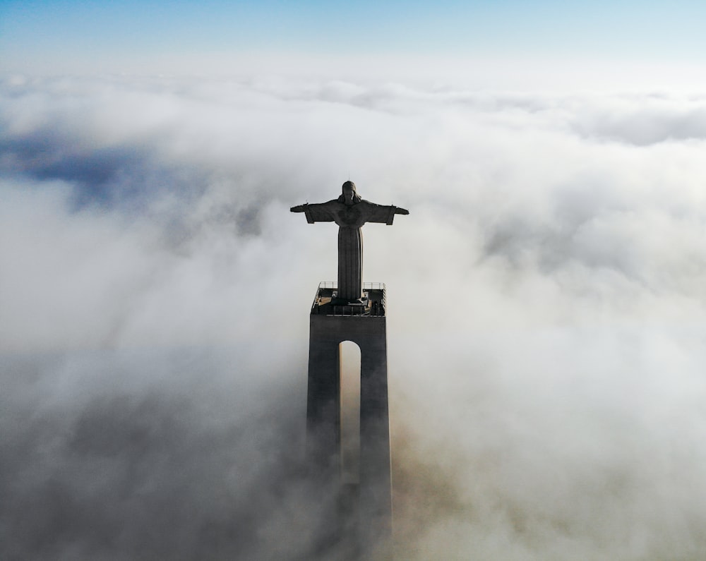 Christ Rédempteur couvert de nuages pendant le jour