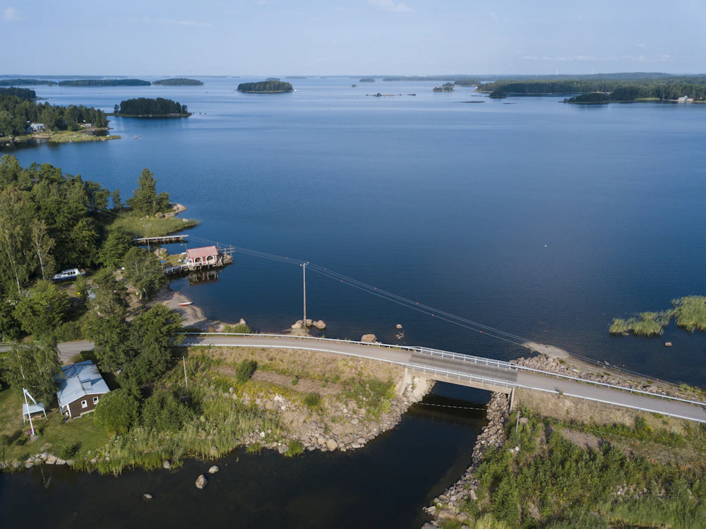 Väike rannaküla ja sadam metsase saare ääres, vaade ülalt