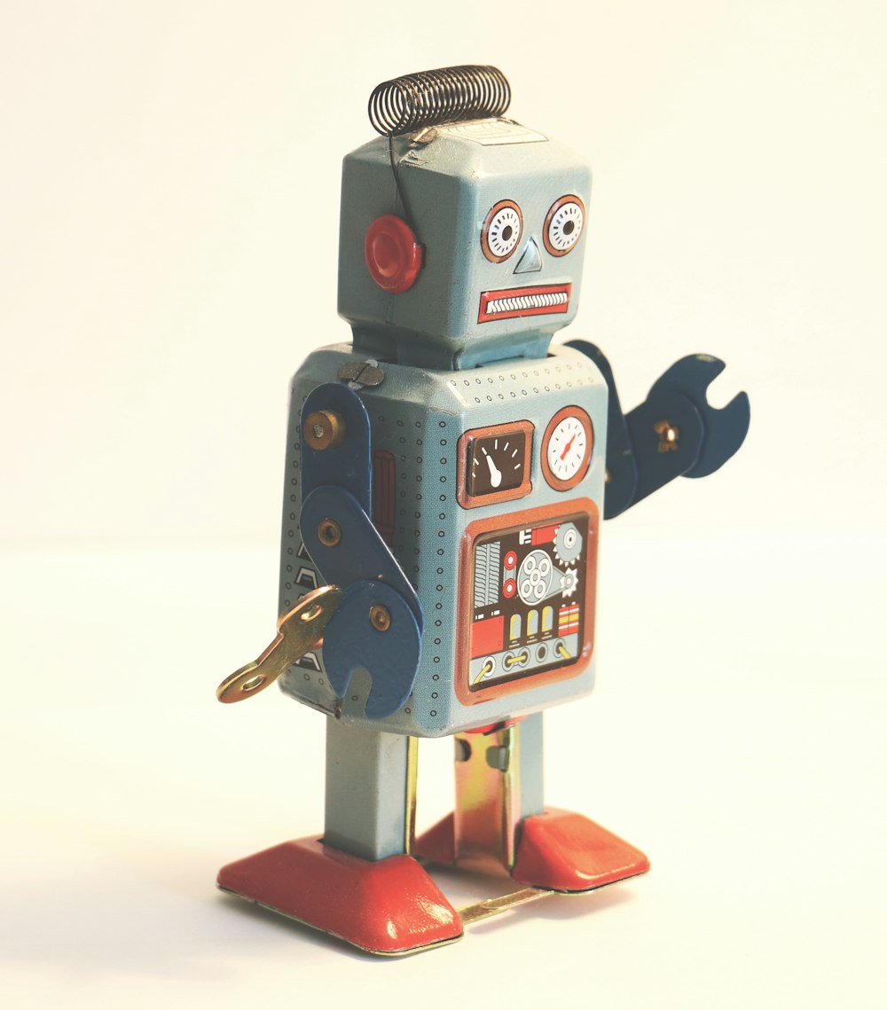 Jouet robot en plastique gris et orange