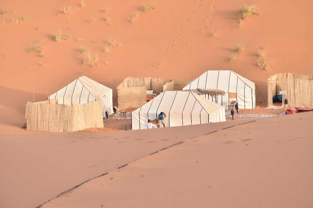 Tendas no deserto durante o dia