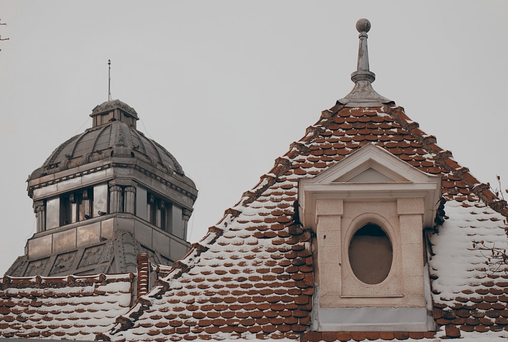Chiesa in cemento marrone coperta di neve