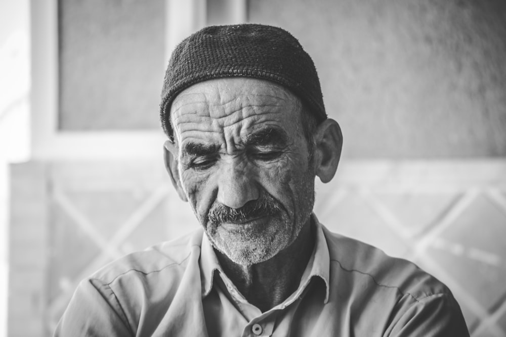 hombre con sombrero negro mientras cierra los ojos