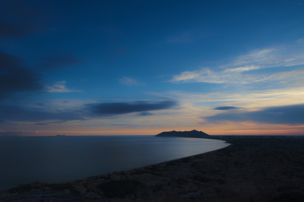 Riva del mare sotto cieli azzurri