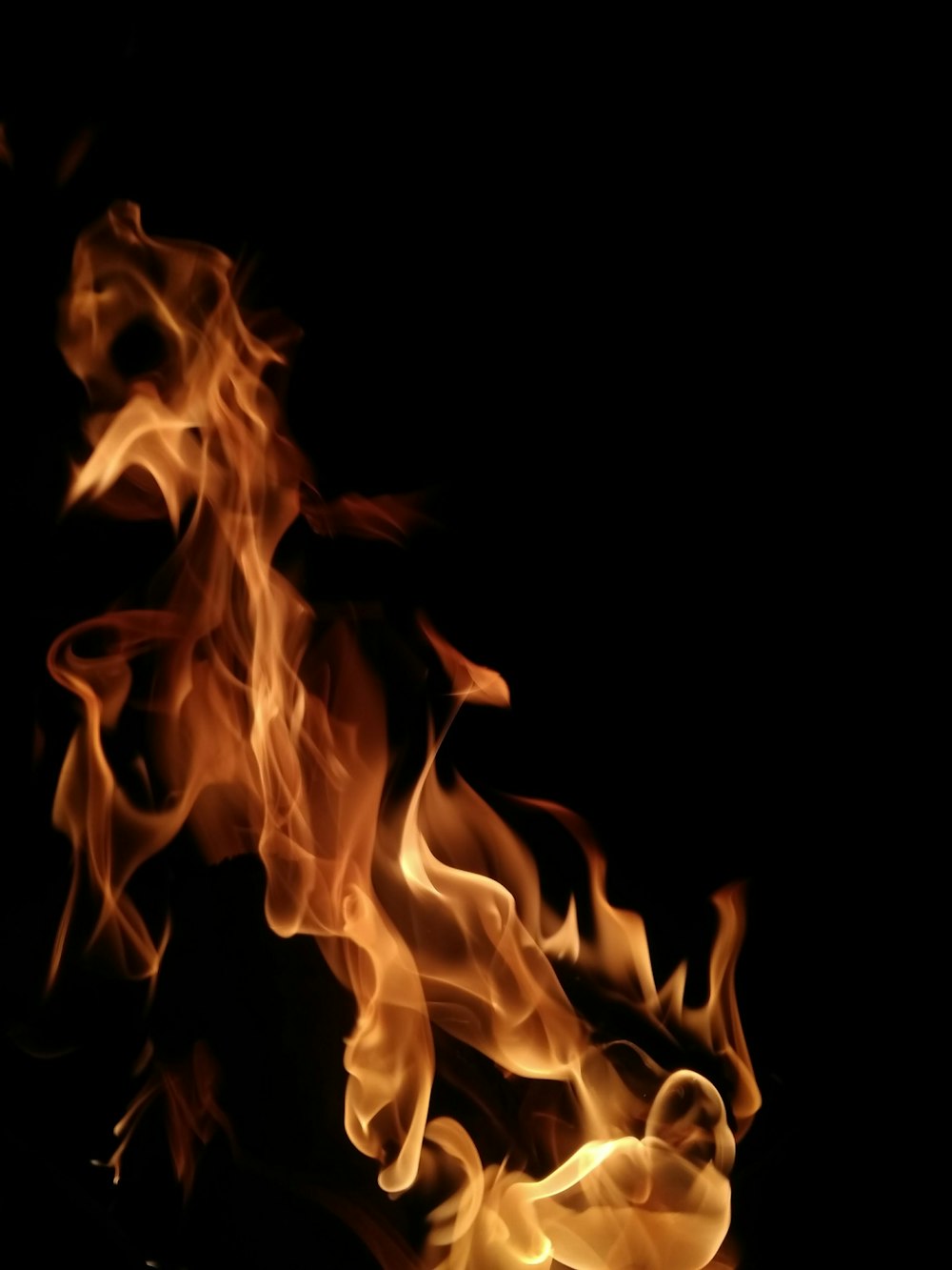 Fotografia a fuoco superficiale del fuoco