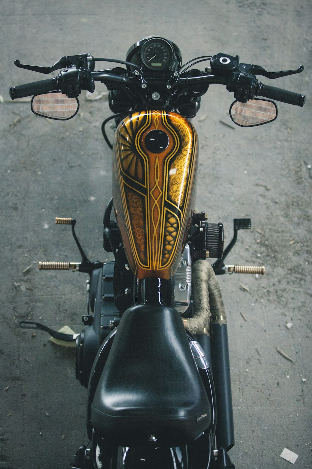Motocicleta cruiser marrón y negro