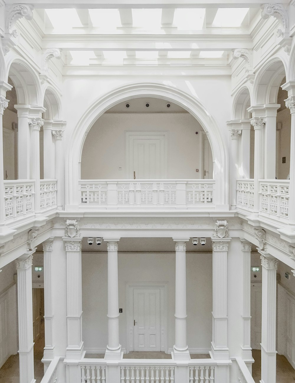 edificio in cemento bianco durante il giorno