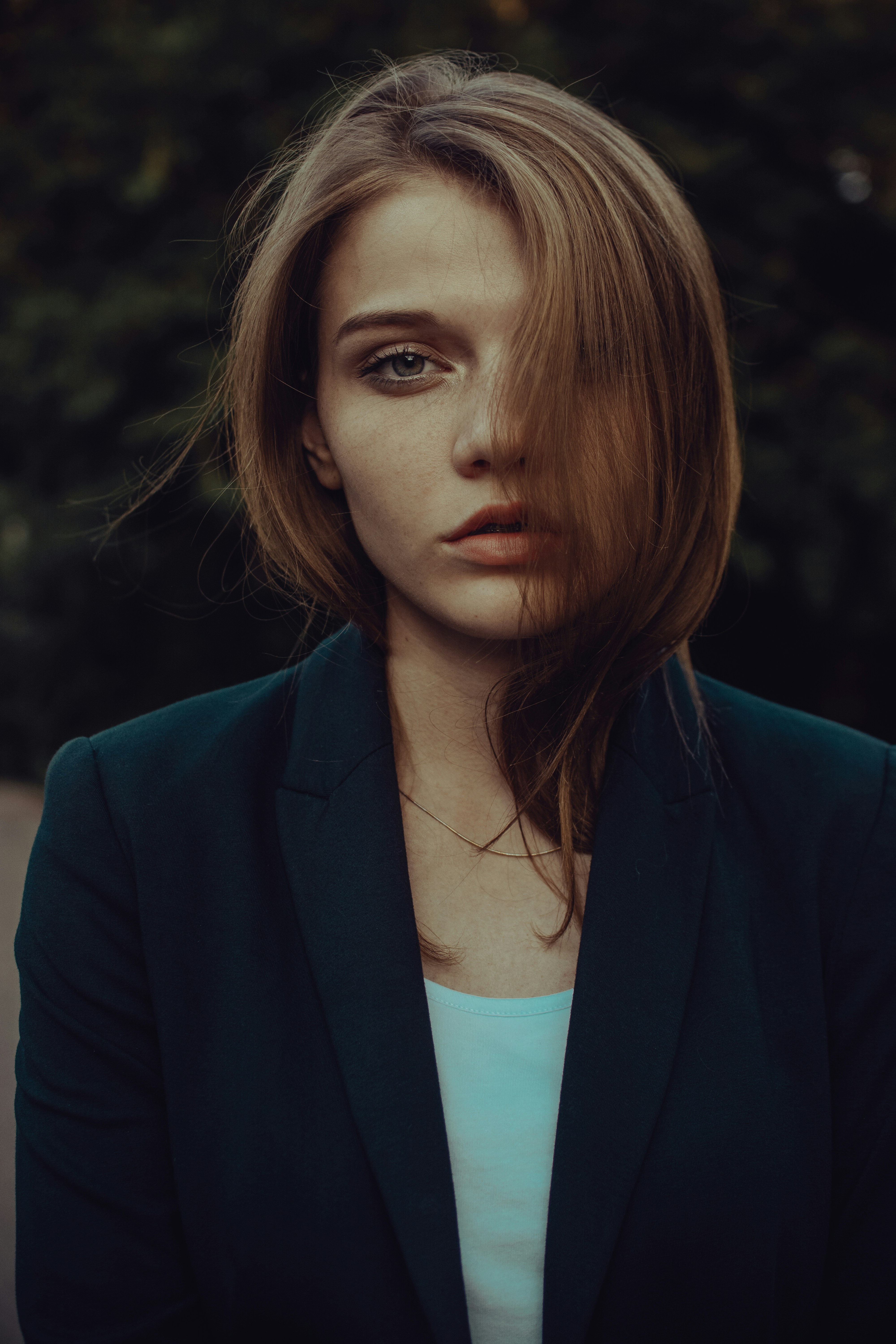 黒のスーツの女性