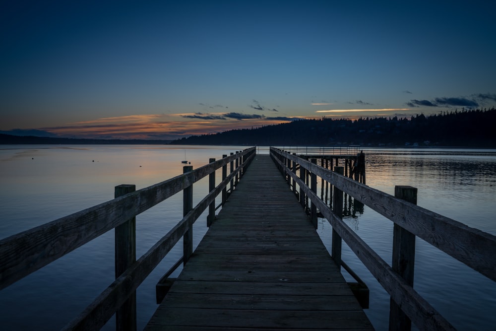 braunes Holzdock bei Sonnenaufgang