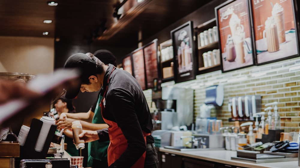 zwei Personen stehen auf Fastfood-Schreibtisch