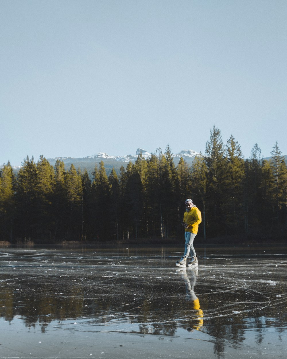 Hombre caminando sobre el agua