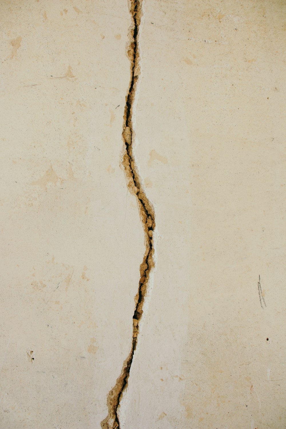 rachadura na superfície de concreto branco