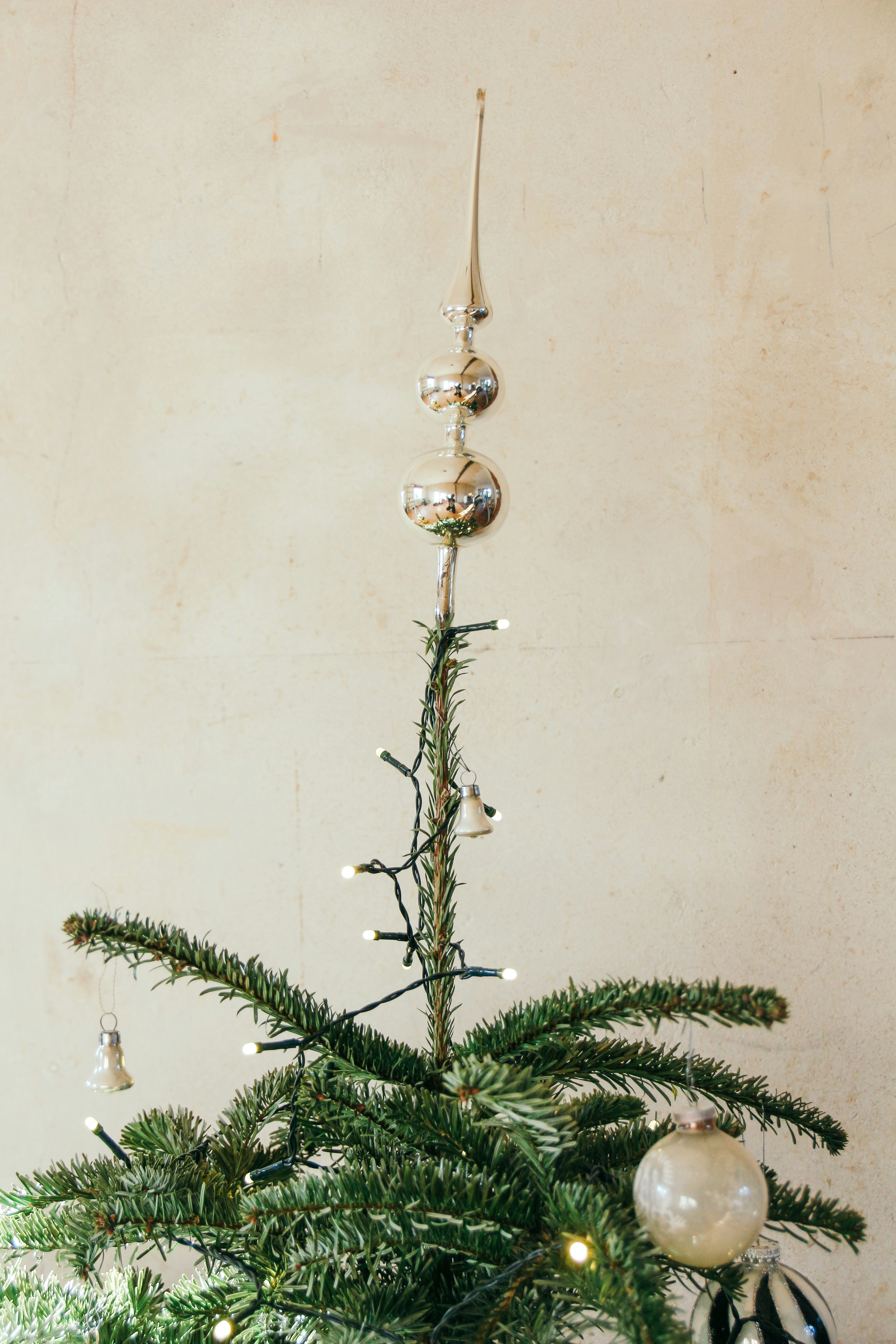 Grüner Weihnachtsbaum mit eingeschalteter Lichterkette
