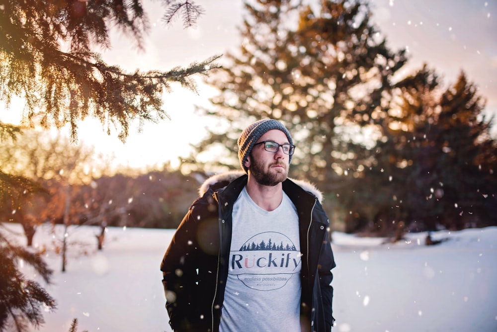 Hombre de pie en el campo de nieve durante el día