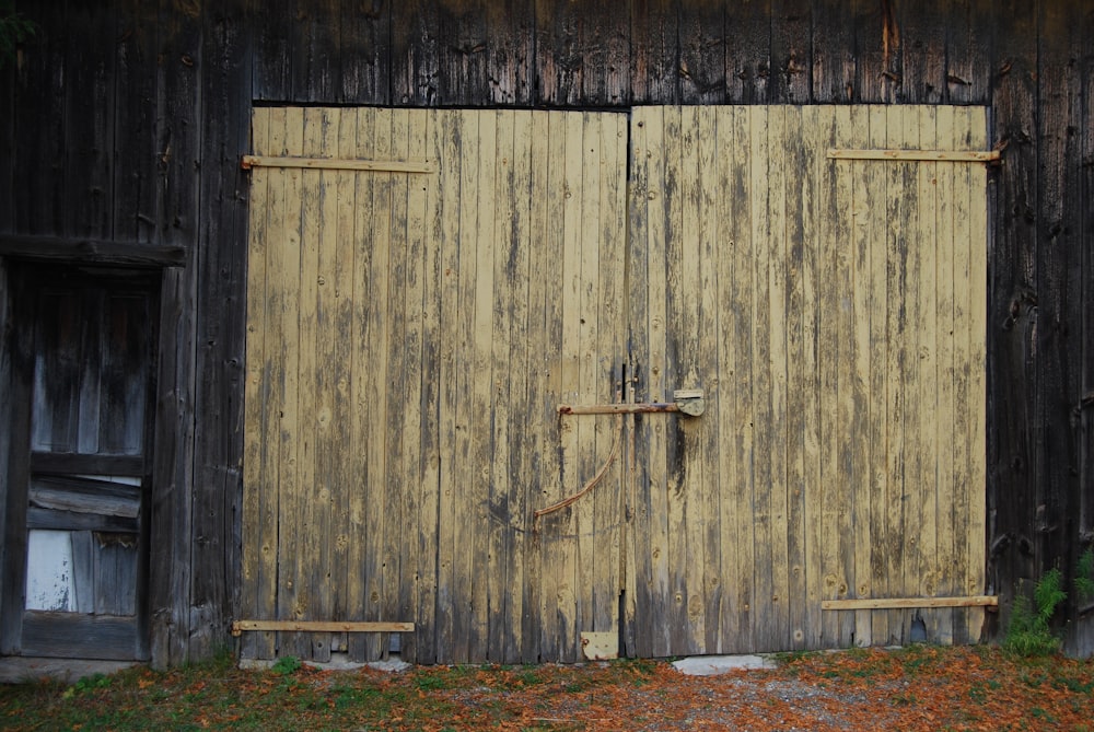 Puerta cerrada del cobertizo de madera