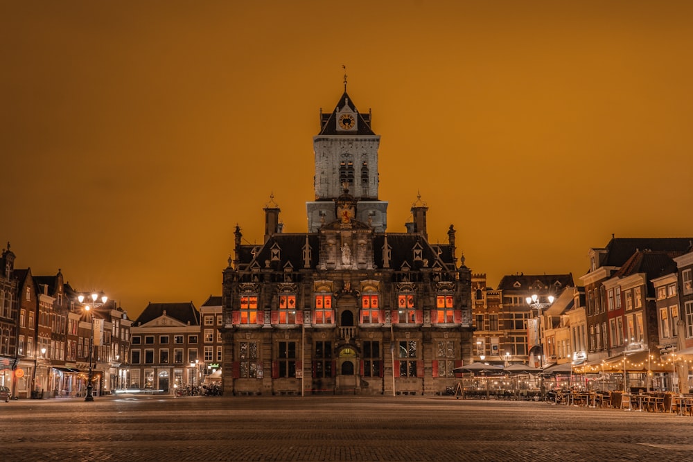 beleuchtetes Gebäude bei Nacht