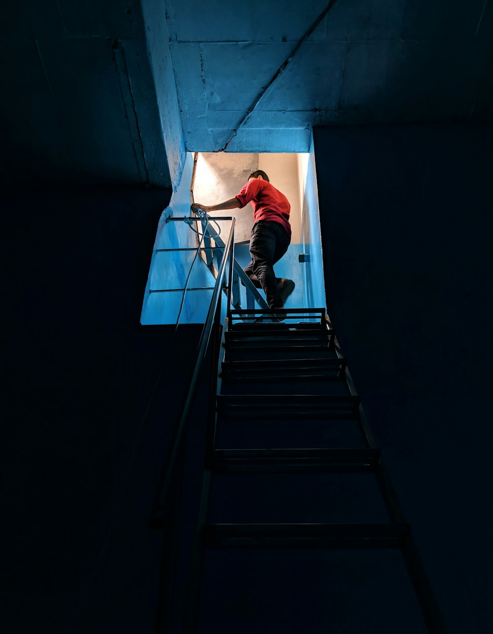 Mann im roten Hemd steigt Treppen hinauf