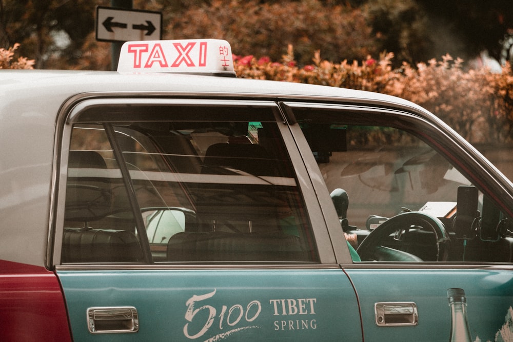 Las puertas blancas y azules de los taxis están cerradas