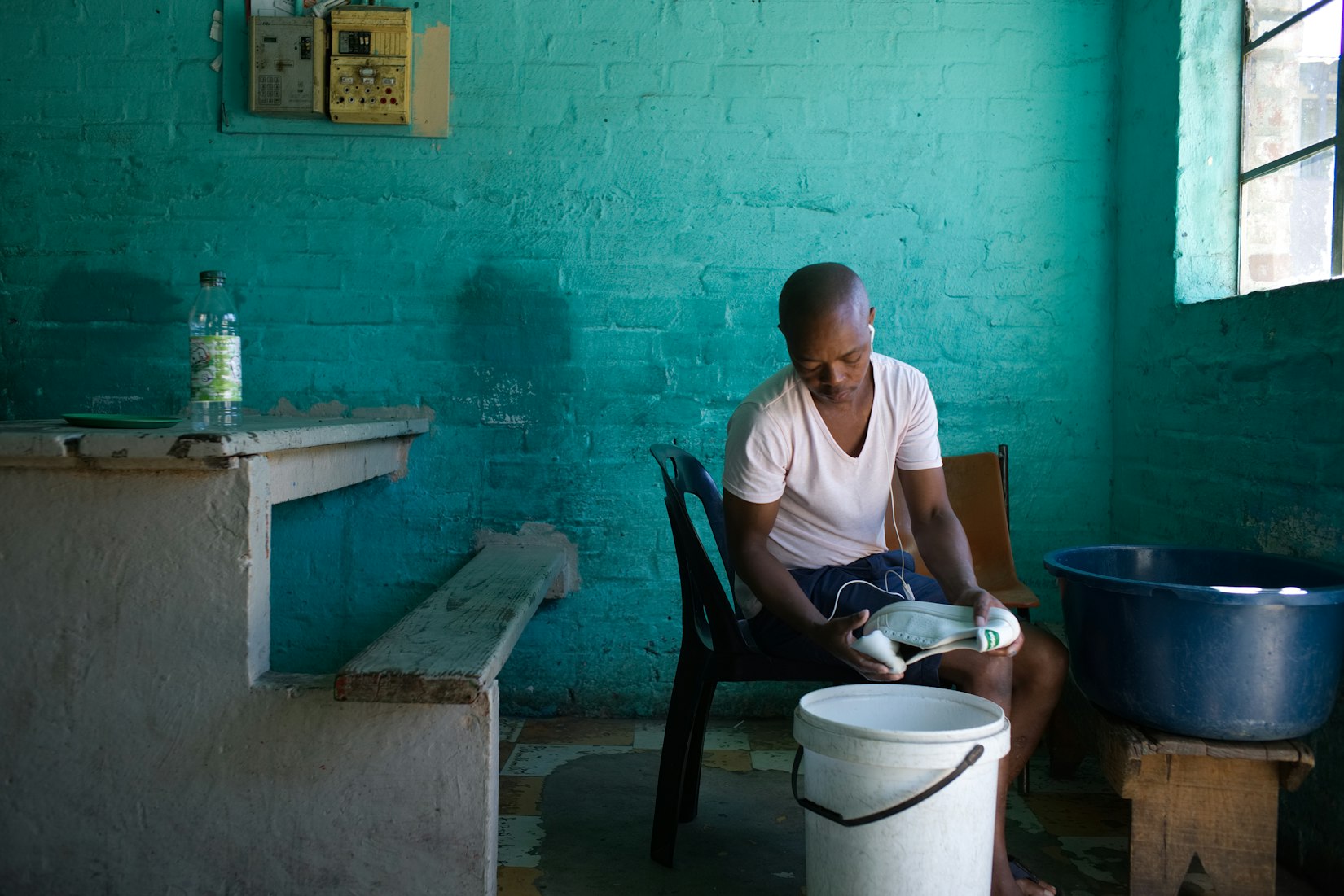 A man cleaning shoes in Capetown, South Africa (Frederik Schweiger via Unsplash)