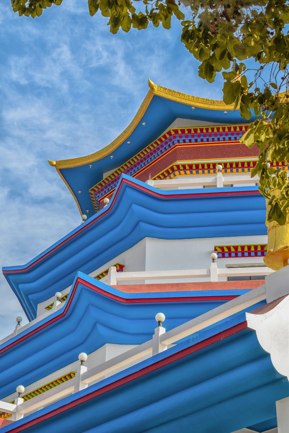 Edificio a pagoda bianco e blu durante il giorno