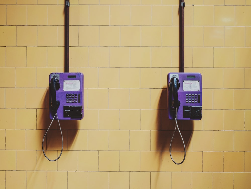 deux téléphones muraux violets