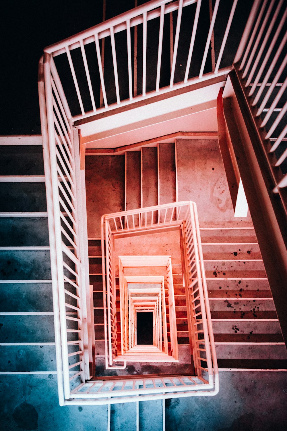 Escaliers en colimaçon carrés blancs
