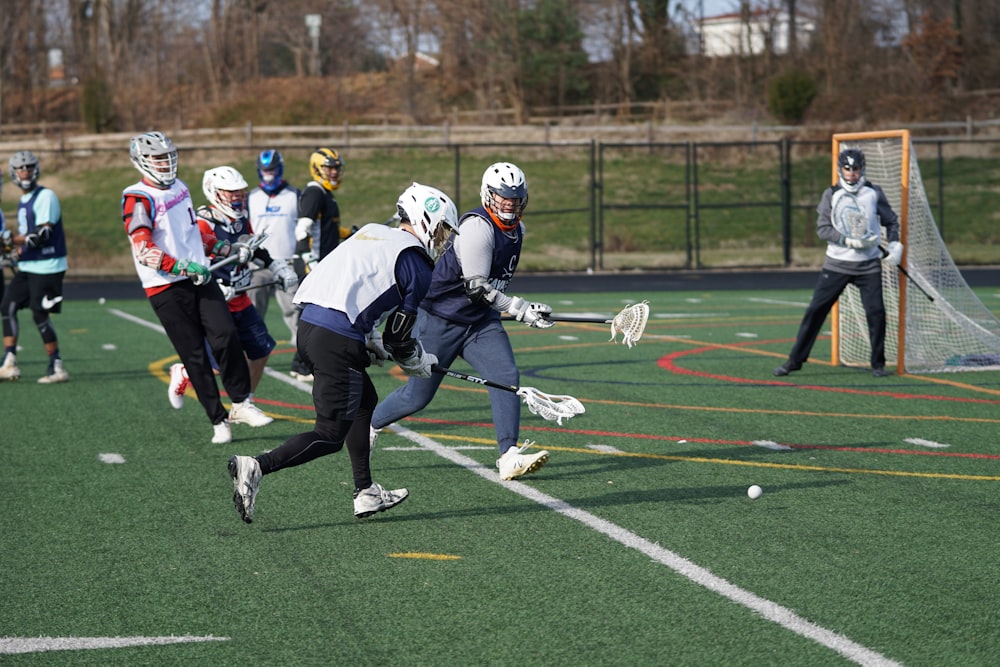 pessoas jogando lacrosse durante o dia