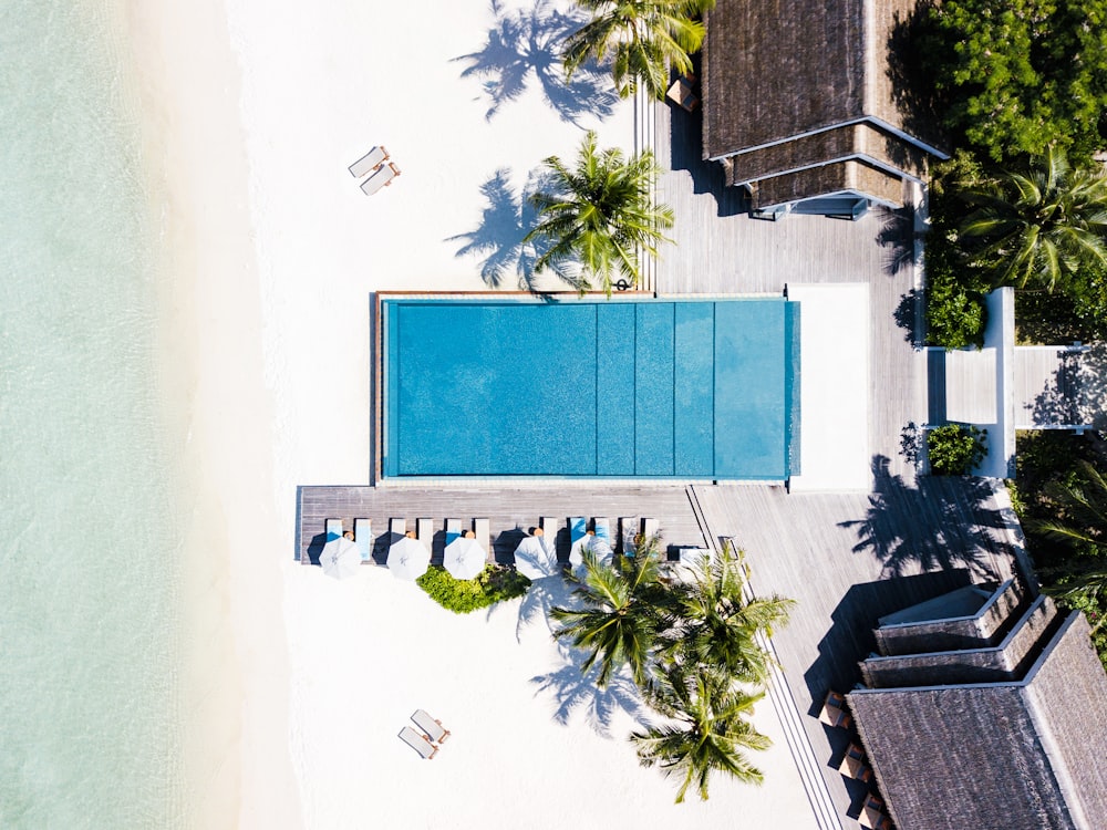 Piscine rectangulaire blanche pendant la journée