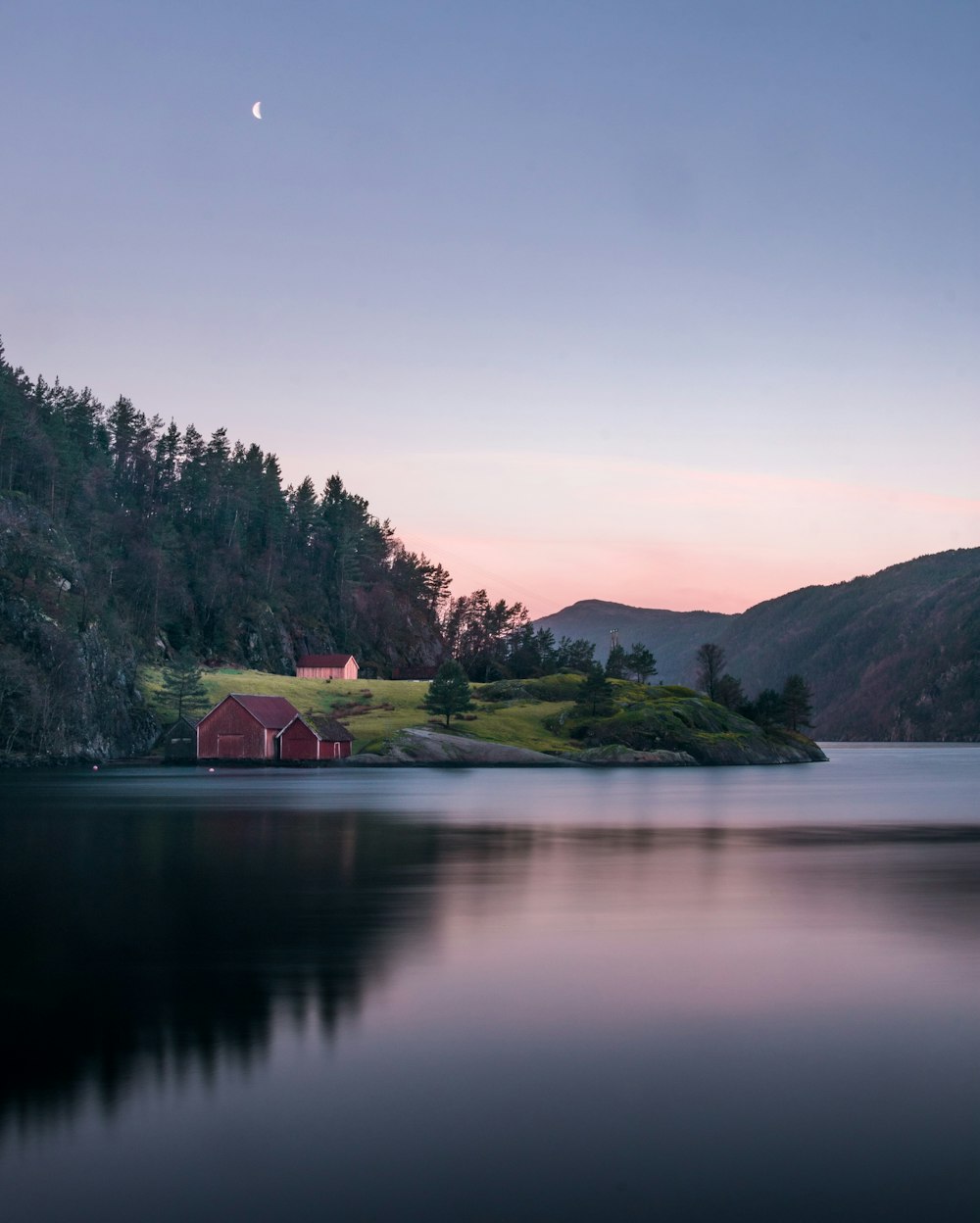 Casa marrone vicino al lago durante il giorno