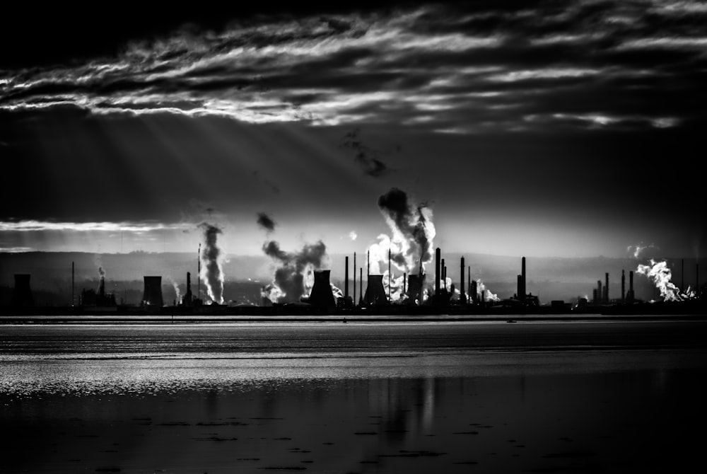 Photographie de paysage urbain de la ville près du plan d’eau