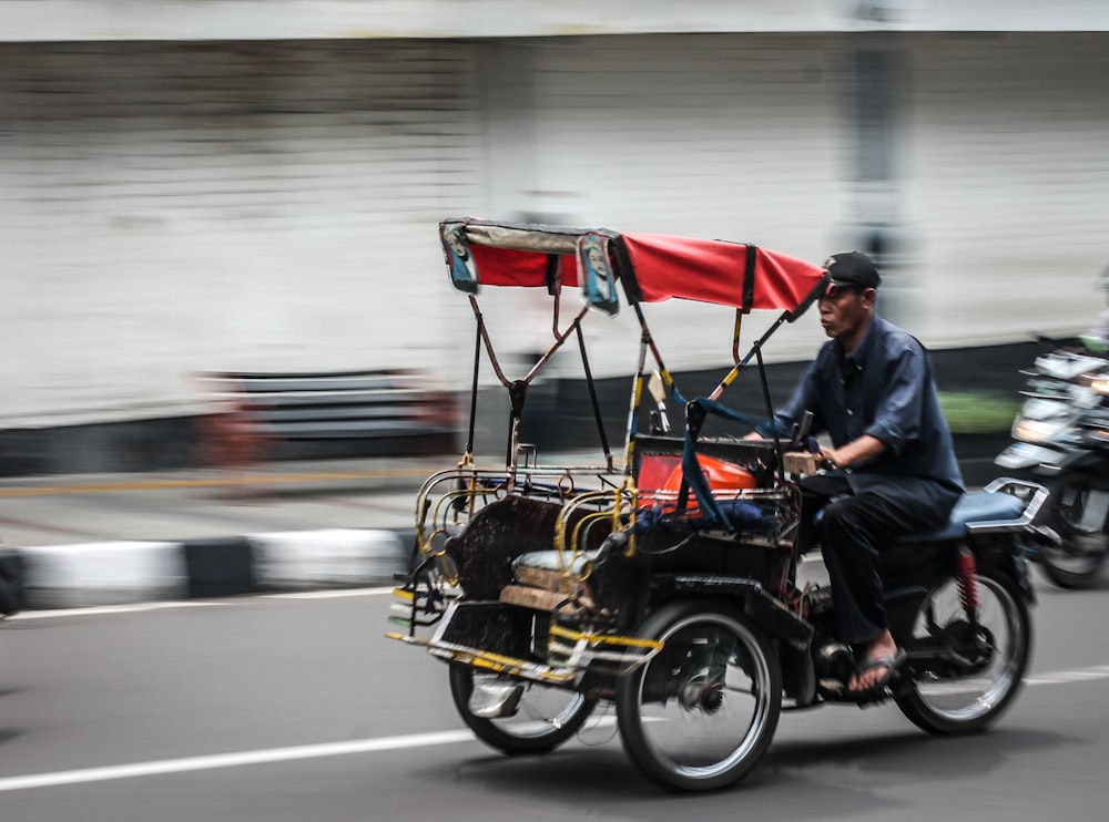 Homem montado em motocicleta Trike