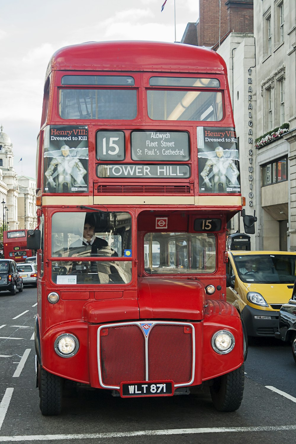 autobus rosso a due piani su strada durante il giorno