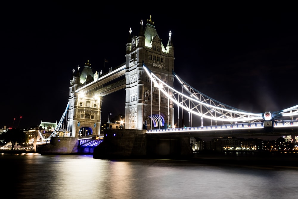 Foto del Puente de Londres durante la noche