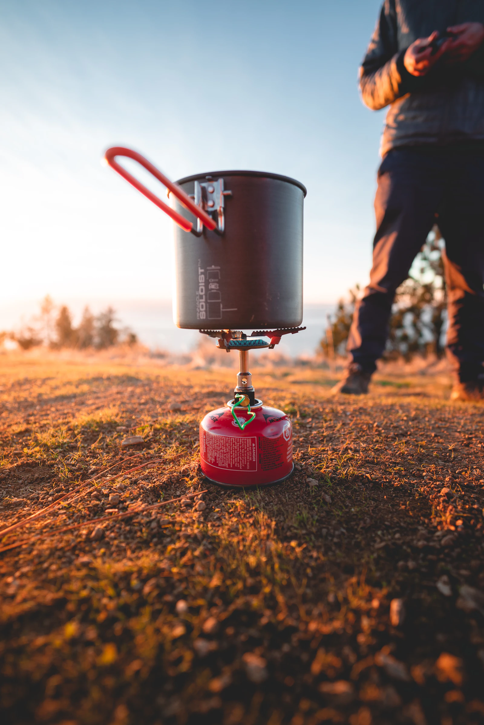 Olla de camping sobre hornillo portátil de gas